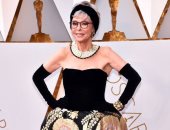 صور.. ريتا مورينو على السجادة الحمراء للأوسكار بفستان يشبه "الأباجورة"