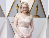 إليزابيث موس ساحرة وخاطفة للأنظار مع "DIOR" بحفل الأوسكار