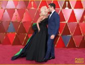 صور.. قبلات كيلى ريبا ومارك كونسولوس تشعل السجادة الحمراء للأوسكار    