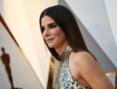 ساندرا بولوك تظهر بإطلالة ذهبية.. وجنيفر لورانس تمسك بـ"كأس" فى الأوسكار    