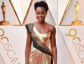 لوبيتا نيونقو بفستان ذهبى يظهر أنوثتها من فيرزاتشى