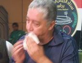 محمد عمر يدخل فى نوبة بكاء شديدة بعد هتاف الجماهير لنجله الشهيد