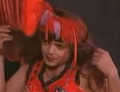 هنيدى يسخر من أزياء نجمات الأوسكار بشخصيته فى "حزمنى يا"