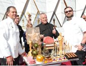 صور.. الشيف ولفجانج باك يضع اللمسات الأخيرة على مائدة طعام نجوم الأوسكار