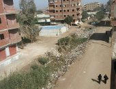 صور .. اضبط مخالفة.. القمامة تغرق ترعة قرية جزيرة المساعدة فى بنى سويف