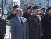 محافظ الإسكندرية يضع إكليل زهور على النصب التذكارى للشهداء