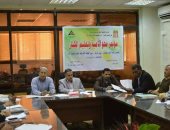 رئيس مركز الخارجة يناقش خطة محو الأمية وتعليم الكبار مع الأجهزة المختصة