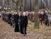 عرض أزياء "شانيل" بأسبوع الموضة فى باريس.. أناقة واختلاف ومشاركة كبار المطربين