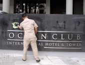 صور.. عمال يزيلون اسم ترامب من على فندق فى بنما بعد نزاع قضائى على العقار