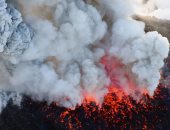 صور.. بركان "جيمس بوند" باليابان ينفث رمادا ودخانا