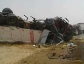 مصرع شخصين وإصابة آخر فى حادث انقلاب سيارة نقل بطريق "السويس - القاهرة"