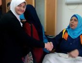 صور .. طلاب مدارس الخارجة يدشنون مبادرة "بنحبك يا مصر" ويوزعون هدايا للمرضى