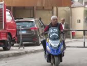 فيديو..حكاية رجل مبتور اليدين لا يعرف المستحيل..يقود دراجة نارية وحريف طاولة