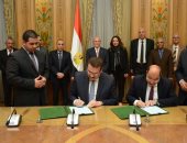 العصار يشهد توقيع بروتوكول تعاون لتصنيع العدادات الذكية