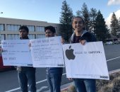 طلاب يتظاهرون داخل مقر شركة أبل للتنديد بإدمان الهواتف الذكية