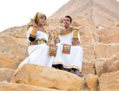 شاهد.. ماذا فعل عروسان لتنشيط السياحة فى منطقة هرم ميدوم ببنى سويف