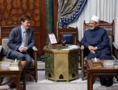 سفير بريطانيا يهنئ الإمام الأكبر بانتهاء ترميمات الجامع الأزهر