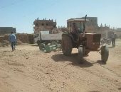 صور.. حملة لإزالة الإشغالات ورفع المخلفات بشوارع قرية المعصرة بالداخلة