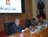  صور محافظ الوادى الجديد يناقش مع عمد ومشايخ القرى الاستعداد للانتخابات