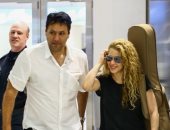 صور.. شاكيرا فى مطار ميامى بصحبة حراسها الشخصيين