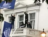 صور وفيديو.. شيعة يقتحمون مبنى السفارة الإيرانية فى بريطانيا