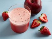 صحتك فى وصفة.. مشروب التفاح بالفراولة لعلاج تساقط الشعر