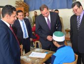 صور.. رئيس جامعة سوهاج يتفقد امتحانات غير الناطقين باللغة العربية