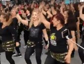 فيديو.. فتيات تركيات يشعلن شوارع أزمير رقصًا على أنغام بشرة خير