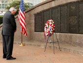 صور.. تيلرسون يقدم التحية لقتلى السفارة الأمريكية فى كينيا ودار السلام