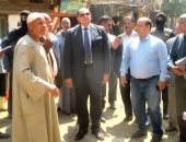 محافظ سوهاج يتفقد  أعمال توصيل مشروع الصرف الصحى بمنطقة الخلوة