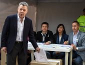 صور.. الرئيس الكولومبى سانتوس يدلى بصوته فى الانتخابات التشريعية