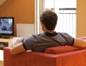  دراسة: مشاهدة الرجال التليفزيون أكثر من 4 ساعات يوميا تسبب إصابتهم بسرطان الأمعاء 
