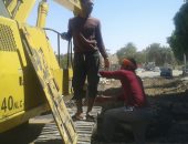 صور.. تنفيذ أعمال رصف طريق موط الدهوس بالداخلة بتكلفة 4 مليون جنيه