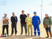 "اليوم السابع" داخل أكبر محطة رياح فى العالم لتوليد الكهرباء بجبل الزيت.. ربط المحطة بالشبكة 30 يونيو القادم بقدرة 580 ميجا وات.. مدير المحطة: لدينا أحدث توربينات ونسب التوليد تفوق النسب العالمية بـ10%.. صور