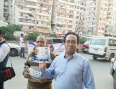 صور.. مستقبل وطن بأسيوط يوزع 15 ألف منشور لـ"إنجازات السيسى" على المواطنين