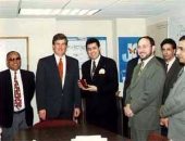 زى النهاردة.. حكيم يغنى على مسرح ترامب.. وعمدة نيوجيرسى يهديه مفتاح الولاية