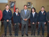 محافظ الغربية يستعرض إنجازات المحافظة مع عدد من طلاب المدارس   