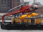 صور.. القوات الأمريكية تنجح فى انتشال مروحية سقطت فى نهر بمدينة نيويورك