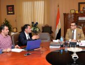 رئيس جامعة المنصورة يستعرض نشاط المشروعات الدولية الممولة والعلاقات الدولية