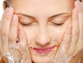 6 حاجات مهمة لتنظيف بشرتك لو مسامها واسعة