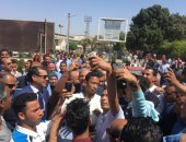 طلاب جامعة أسيوط يلتقطون "سيلفى" مع المهندس إبراهيم محلب 