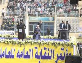 آلاف العاملين بالبترول فى مدرجات بتروسبورت تأييدا للرئيس السيسي