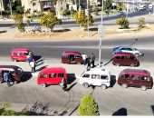 موقف ميكروباصات عشوائى يزعج سكان شارع التسعين بالتجمع الخامس
