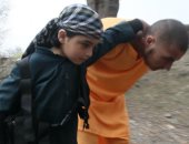 صور.. طفلان من داعش يعدمان 3 جنود أفغانيين رميًا بالرصاص فى ننجرهار