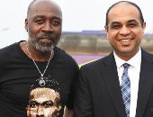 والد أوباميانج مهاجم أرسنال يحضر مران الأهلى فى الجابون