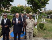 محافظ بنى سويف ومدير الأمن يضعان أكاليل الزهور على النصب التذكارى  للاحتفال بالعيد القومى