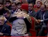 فيديو.. والدة الشهيد شريف محمد عمر تحتضن صديقه المقدم هلال فى مشهد مؤثر
