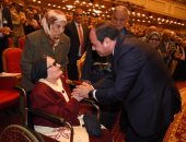 والدة شهيد عمرها 100 سنة تطلب مصافحة السيسي.. والرئيس يُقبل يدها