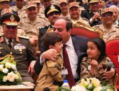 فيديو وصور..  الرئيس السيسي يحتضن أبناء الشهداء.. ويؤكد: "هنصلى العيد مع بعض"