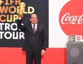 فيديو..الرئيس السيسى يحمل كأس العالم فى الندوة التثقيفية للقوات المسلحة 